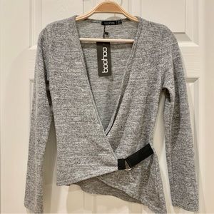 🆕 Boohoo Gray Long Sleeve Wrap Top
Size 6. With tag